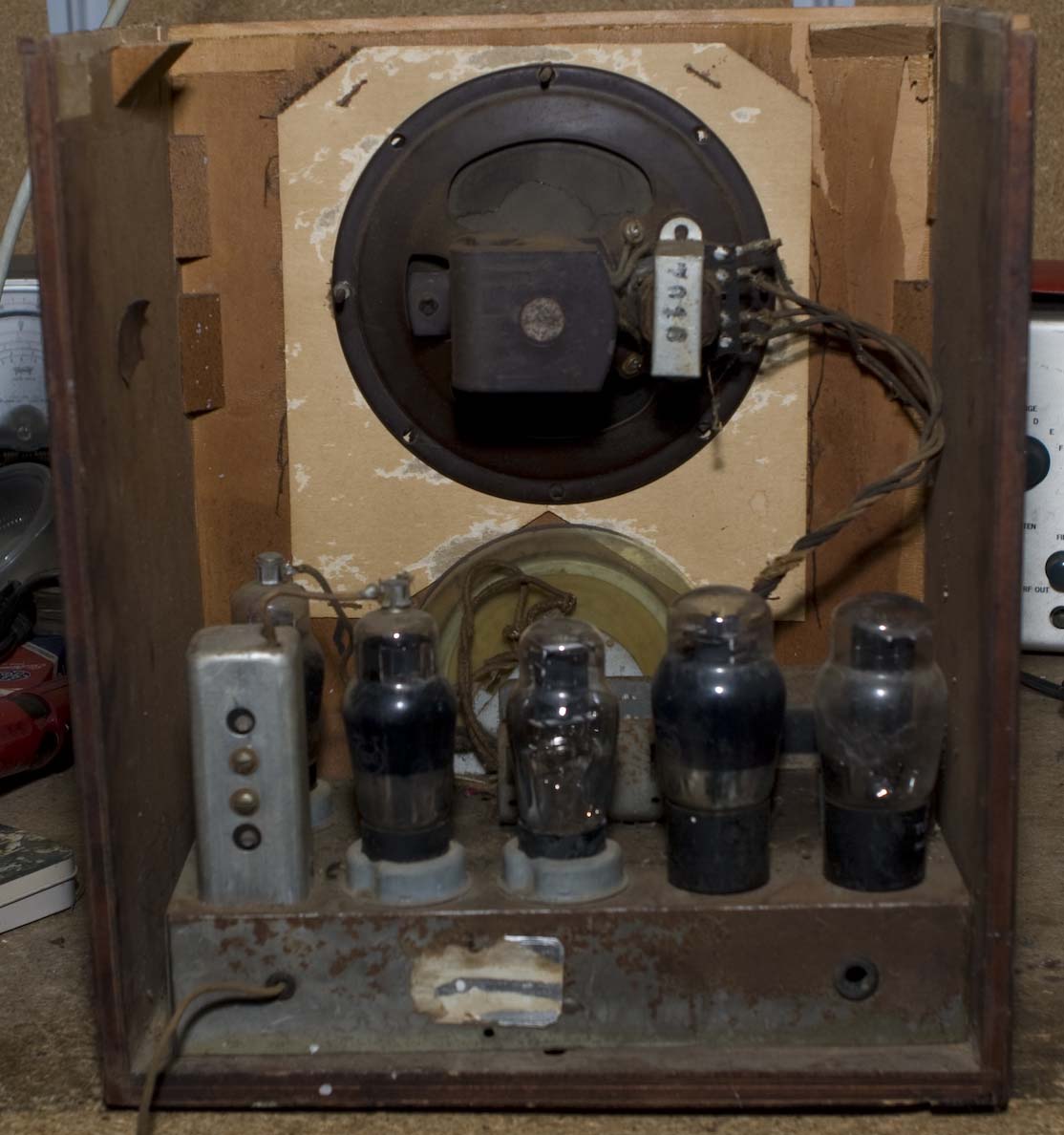 Aetna 502 tombstone radio (chassis top)